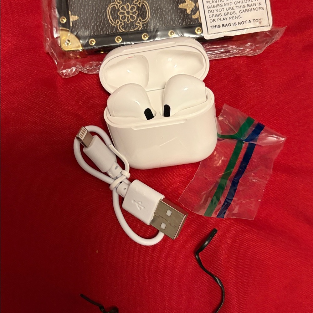 15 plus White Phone Case & Earbuds - Picture 5 of 5